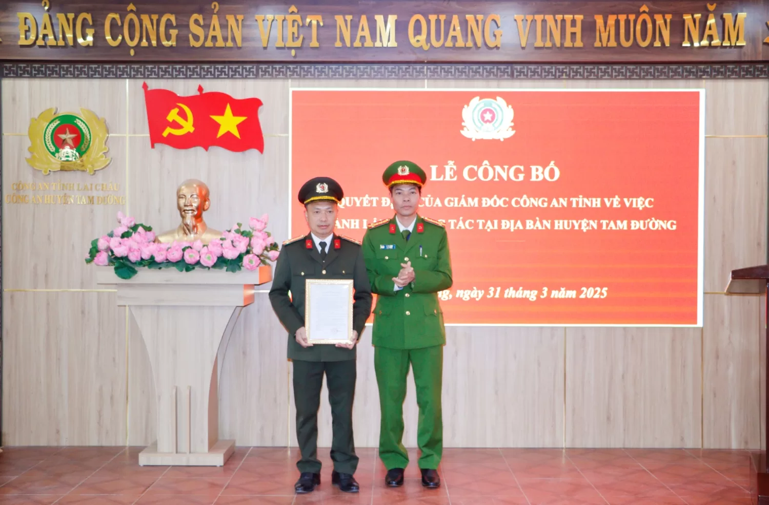 Đại tá Lê Anh Hưng - Phó Giám đốc Công an tỉnh Lai Châu trao quyết định thành lập tổ công tác tại huyện Tam Đường