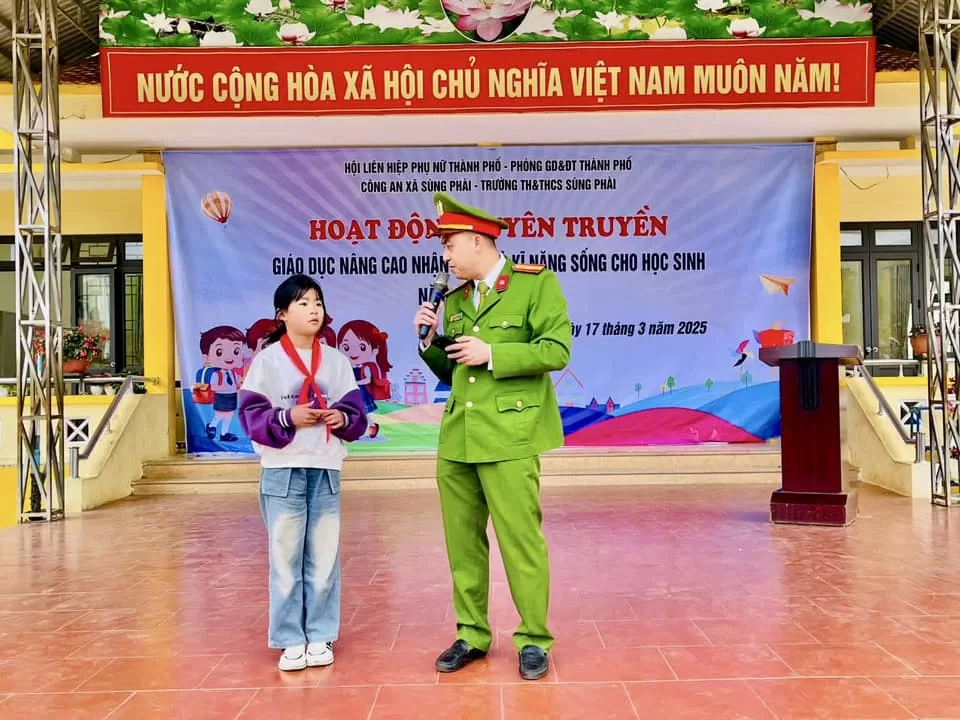 Công an xã Sùng Phài tuyên truyền, phổ biến giáo dục pháp luật tại trường tiểu học và THCS Sùng Phài