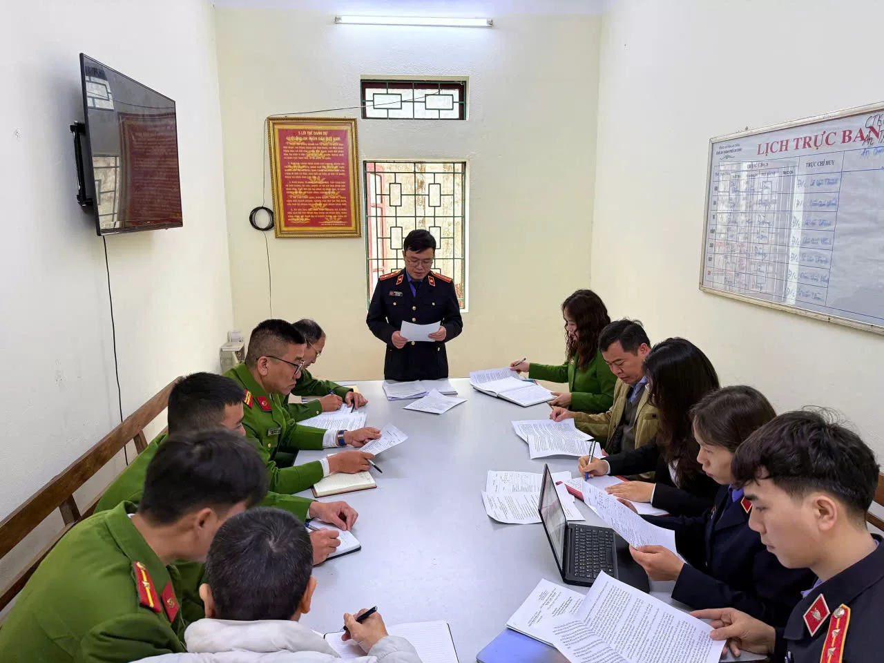 Ảnh: Đ/c Đào Đình Đức – Phó viện trưởng Viện kiểm sát thành phố công bố Quyết định kiểm sát trực tiếp Phân trại tạm giam Thành Phố