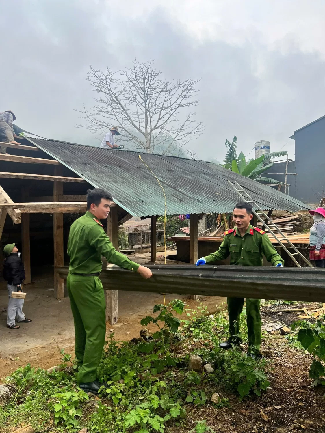 Chung tay xóa nhà tạm trên địa bàn xã Trung Chải, huyện Nậm Nhùn.