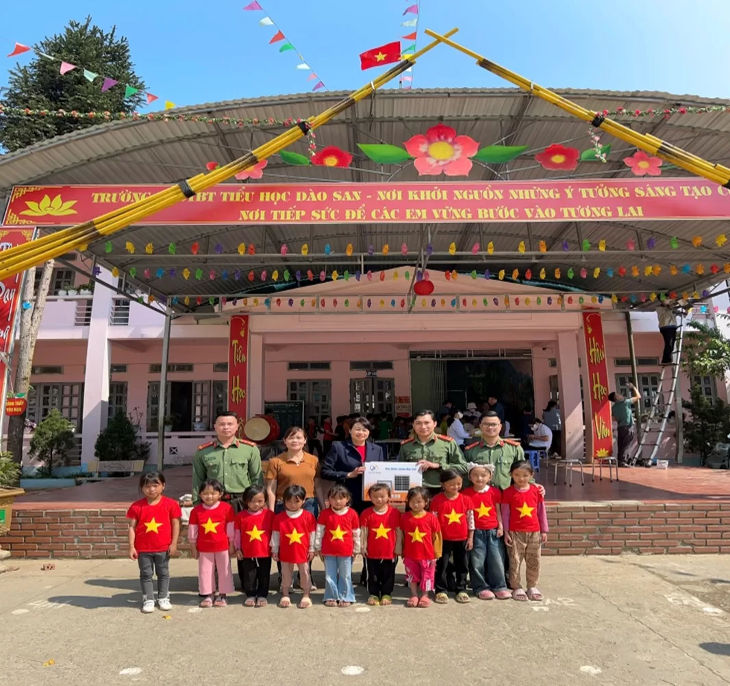 Ảnh: Đại diện chi đoàn phòng An ninh đối ngoại trao tặng đèn năng lượng mặt trời và áo cờ đỏ sao vàng cho các em học sinh trường THPTBT TH xã Dào San.
