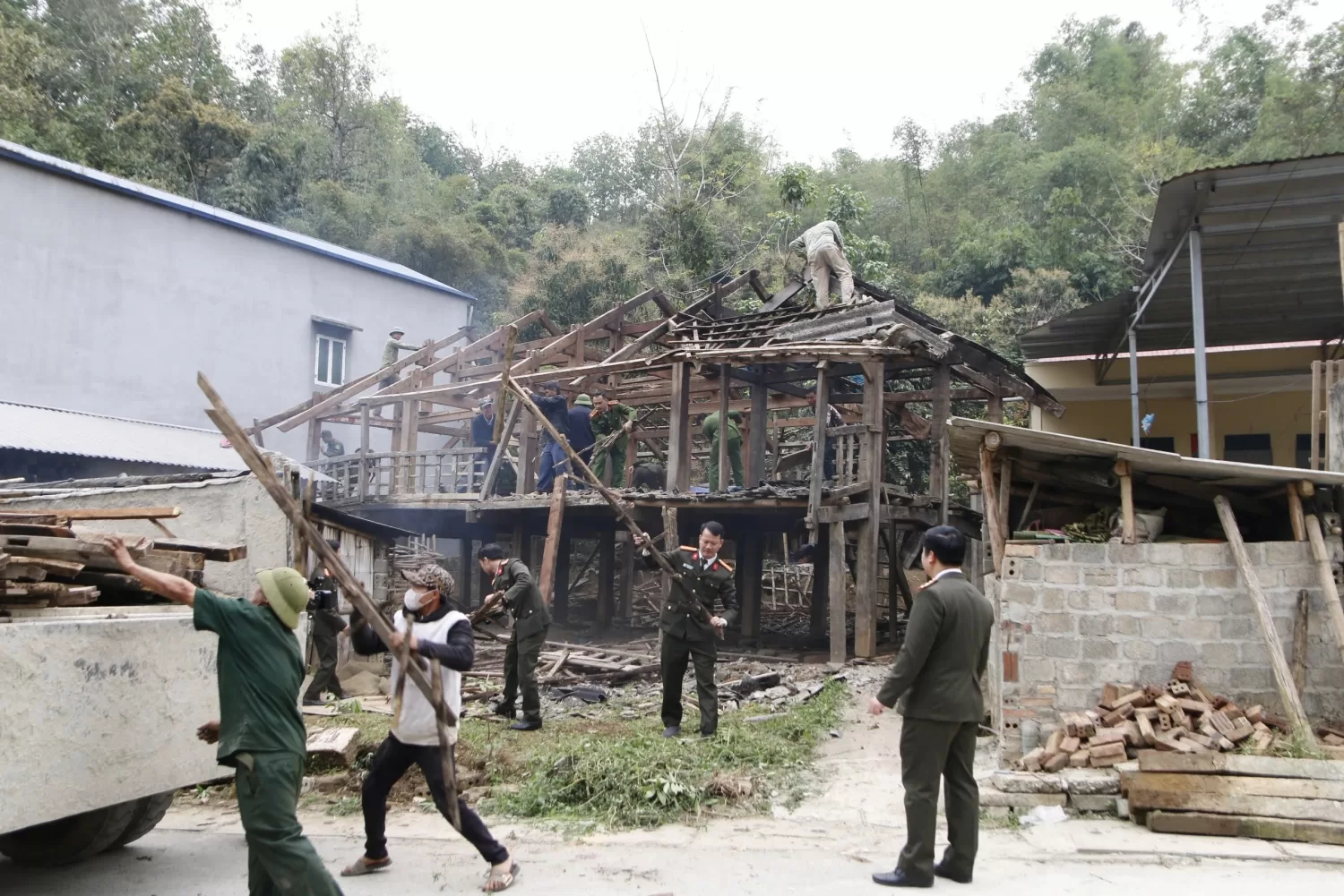 Lãnh đạo, CBCS Khối Trực thuộc - Xây dựng lực lượng - Hậu cần tham gia hỗ trợ tháo dỡ, xây dựng nhà mới.
