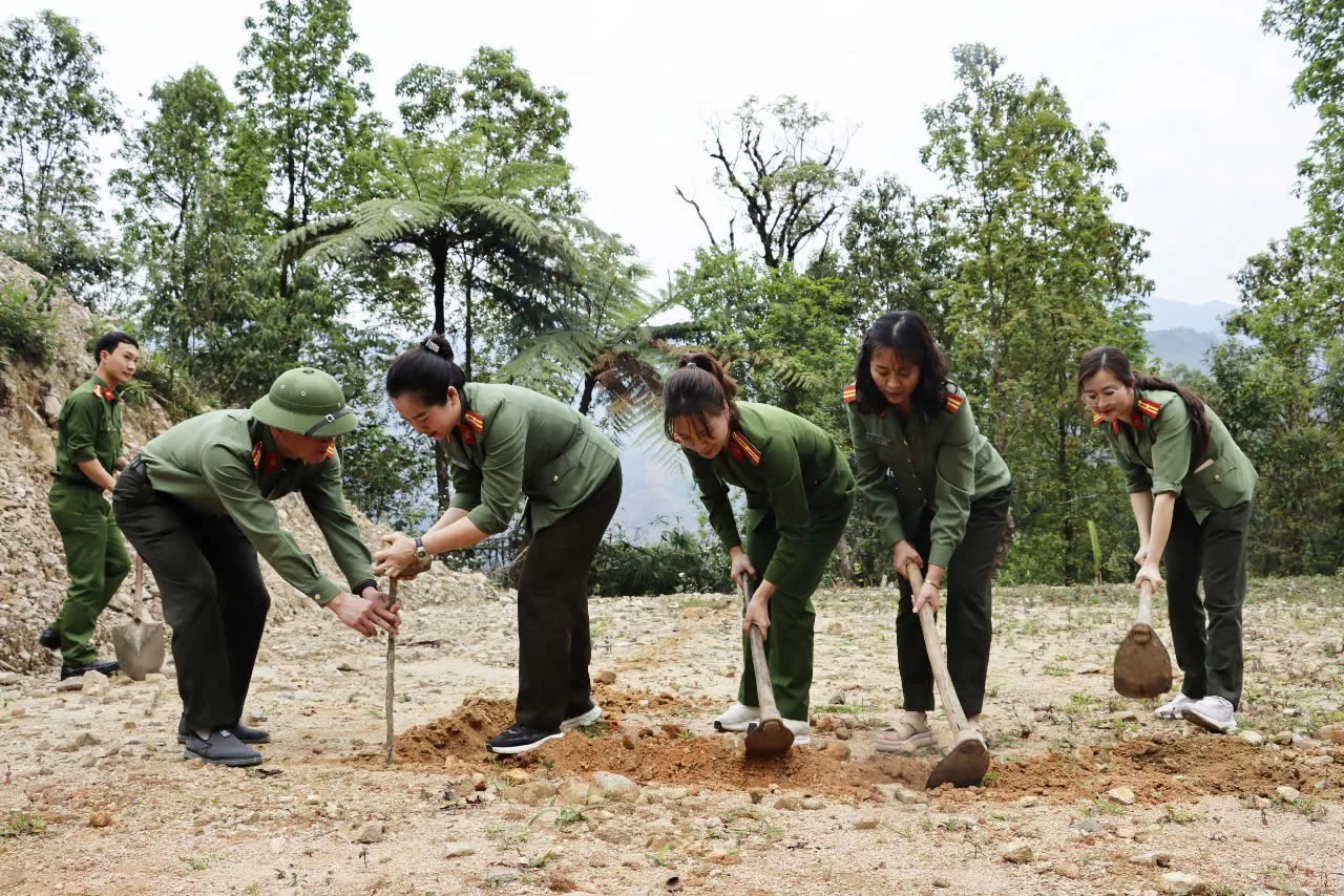 Lãnh đạo Phòng Công tác Chính trị đo đạc kích thước ngôi nhà mới cho gia đình anh Vàng Và Hừ
