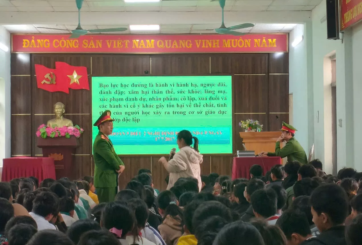 Ảnh: Phổ biến những kiến thức thiết thực và bổ ích cho các em học sinh tại buổi tuyên truyền