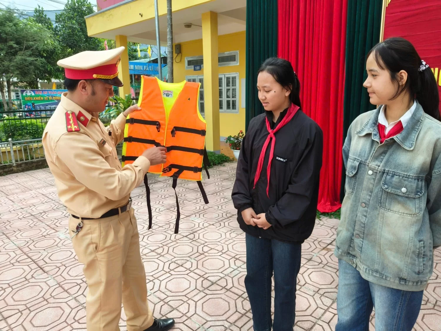 Có thể là hình ảnh về 3 người và văn bản