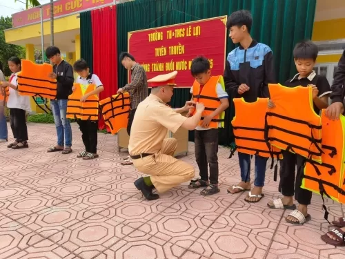 Tăng Cường Tuyên Truyền An Toàn Giao Thông Đường Thủy và Kỹ Năng Phòng Chống Đuối Nước Cho Học Sinh