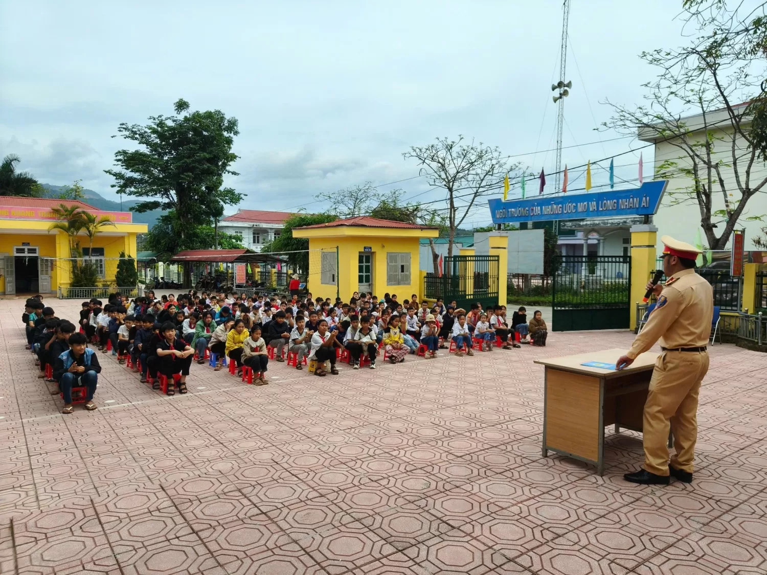 Có thể là hình ảnh về 3 người