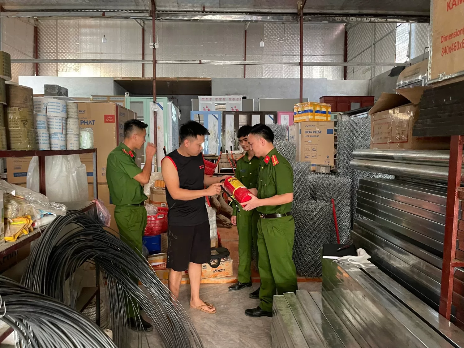 Lực lượng Công an xã tổ chức kiểm tra công tác phòng cháy chữa cháy