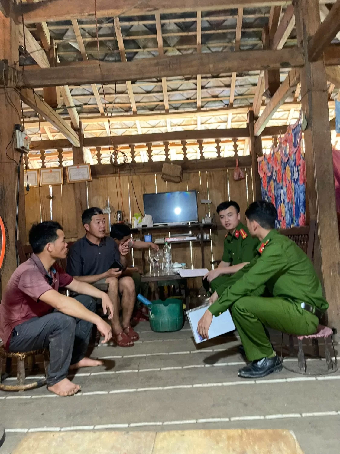 Công an xã Nậm Hăn tuyên truyền vận động người dân giao nộp vũ khí, vật liệu nổ
