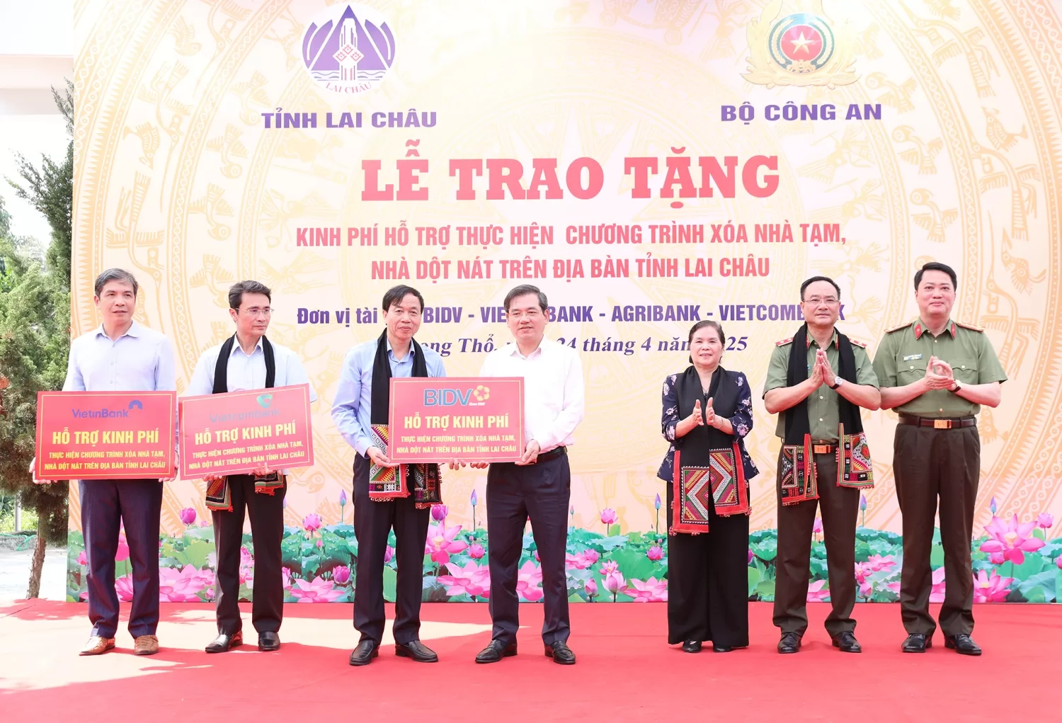 Các đơn vị tài trợ trao kinh phí hỗ trợ thực hiện Chương trình xoá nhà tạm, nhà dột nát trên địa bàn tỉnh Lai Châu trước sự chứng kiến của lãnh đạo Bộ Công an và lãnh đạo tỉnh Lai Châu