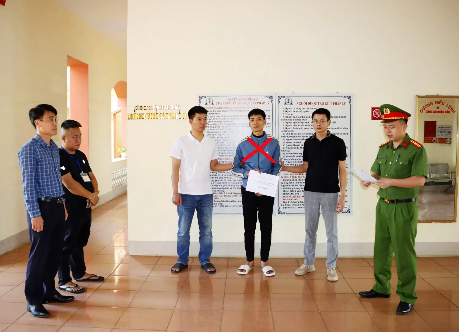 Cơ quan Cảnh sát điều tra thi hành Lệnh bắt bị can để tạm giam đối với Vũ Văn Tuấn (đánh dấu đỏ X) về hành vi Giết người