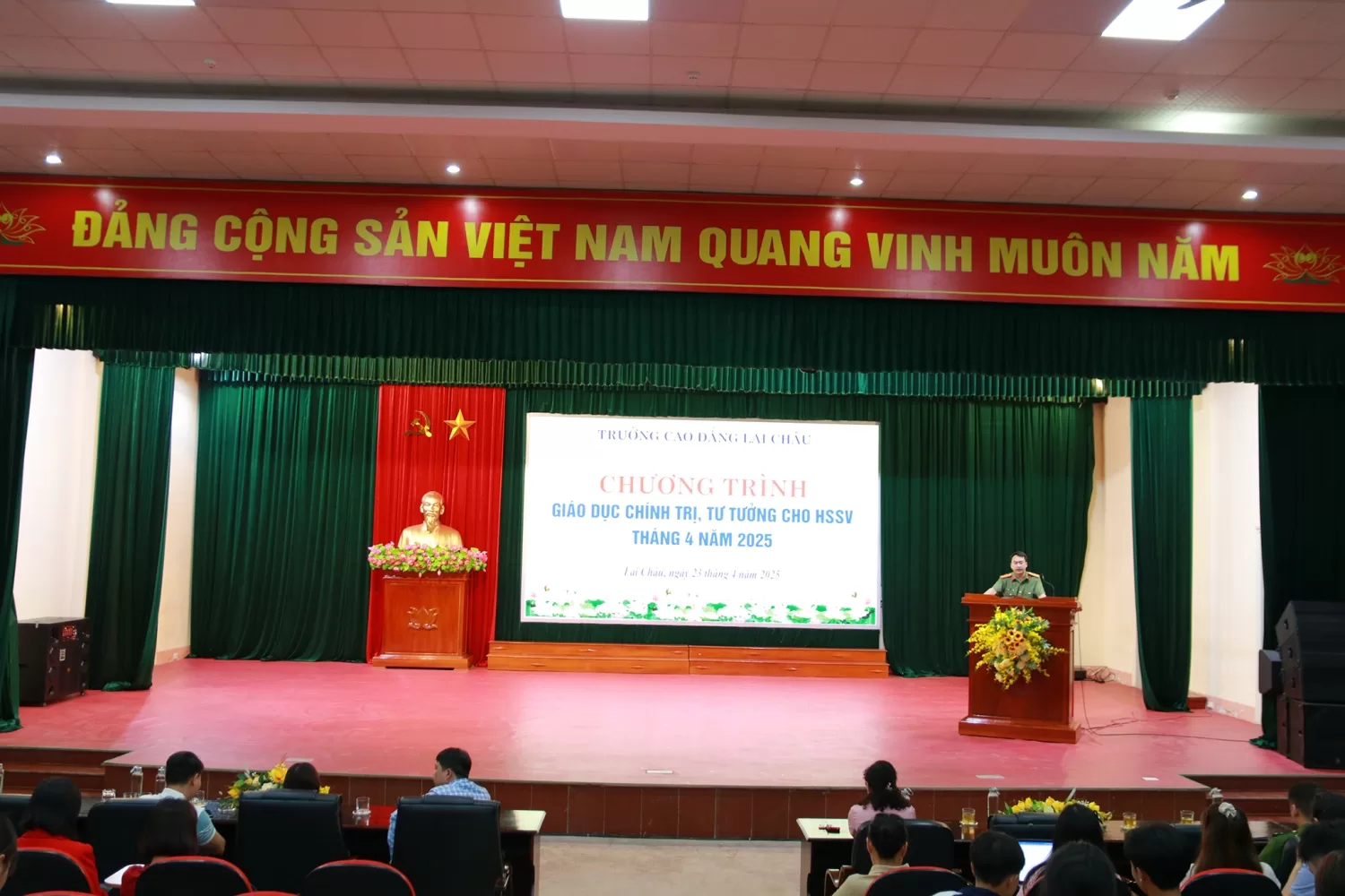Tuyên truyền viên Phòng An ninh nội địa tuyên truyền pháp luật tại trường Cao đẳng Lai Châu