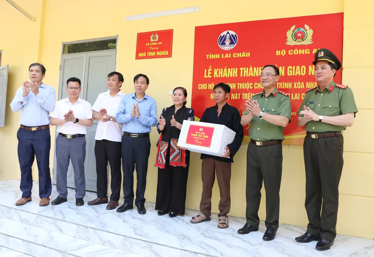 Lãnh đạo Bộ Công an và Lãnh đạo tỉnh Lai Châu trao nhà, trao quà cho hộ gia đình anh Lừu Văn Tín ở bản Huổi Hán, xã Nậm Xe, huyện Phong Thổ