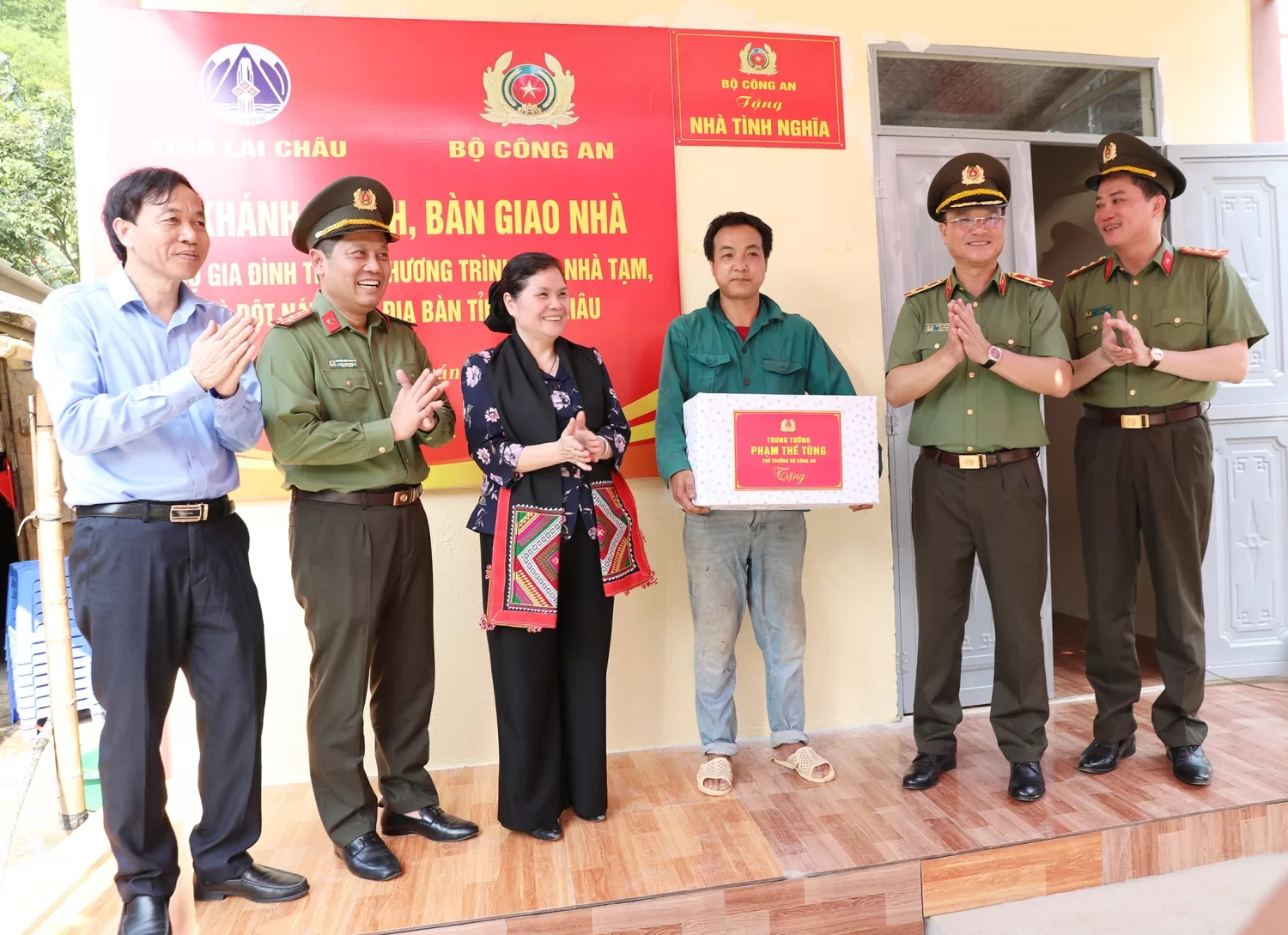 Lãnh đạo Bộ Công an và Lãnh đạo tỉnh Lai Châu trao nhà, trao quà cho hộ gia đình anh Lừu Văn Vượng, bản Mấn 2, xã Nậm Xe, huyện Phong Thổ
