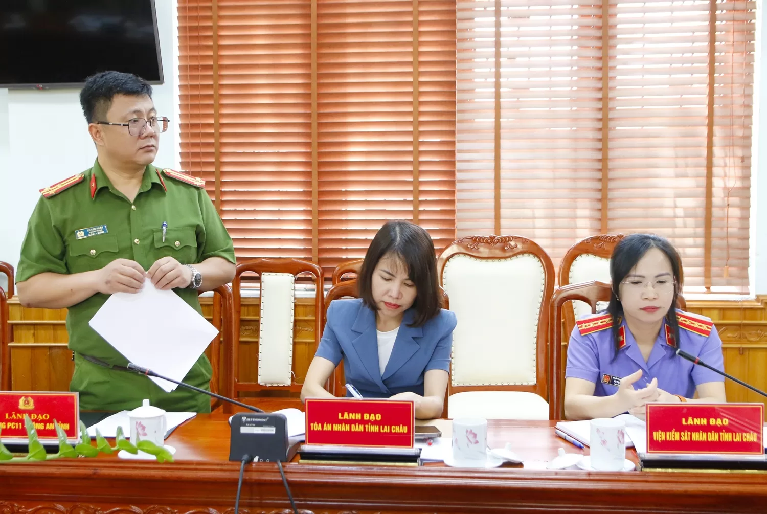 Lãnh đạo Trại tạm giam Công an tỉnh báo cáo đề xuất tại buổi làm việc