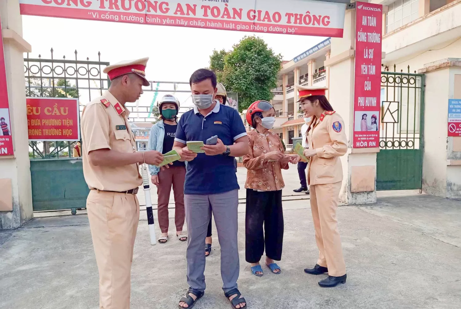 Lực lượng Cảnh sát giao thông tăng cường tuyên truyền tuần tra kiểm soát