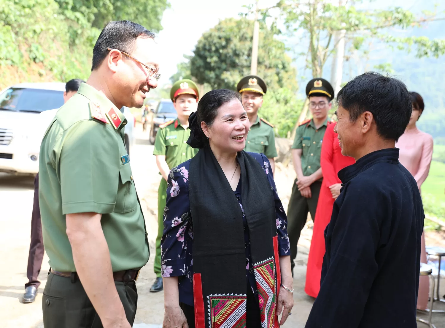 Thứ Trưởng Phạm Thế Tùng và Bí thư Tỉnh uỷ Lai Châu Giàng Páo Mỷ thăm hỏi, chúc mừng hộ dân được nhận nhà mới