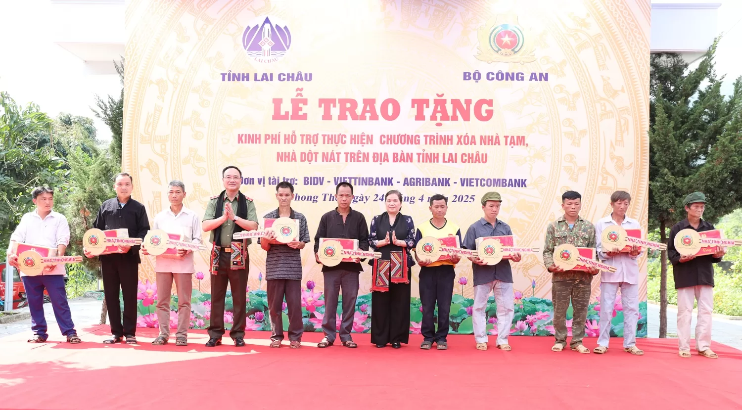 Thứ trưởng Bộ Công an Phạm Thế Tùng cùng Bí thư Tỉnh ủy Giàng Páo Mỷ đã trao 10 chìa khóa tượng trưng và phần quà cho 10 hộ dân xã Nậm Xe vừa được xây mới nhà ở