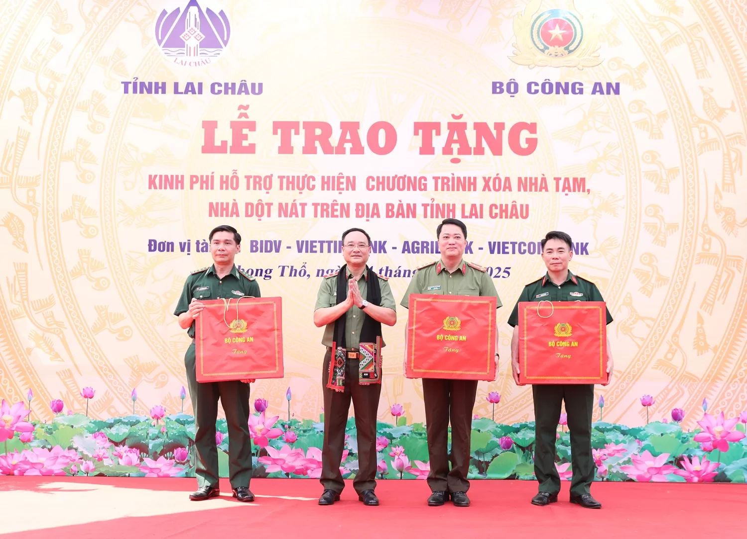 Trung tướng Phạm Thế Tùng Thứ trưởng Bộ Công an trao quà của Bộ Công an cho các đơn vị lực lượng vũ trang tỉnh Lai Châu