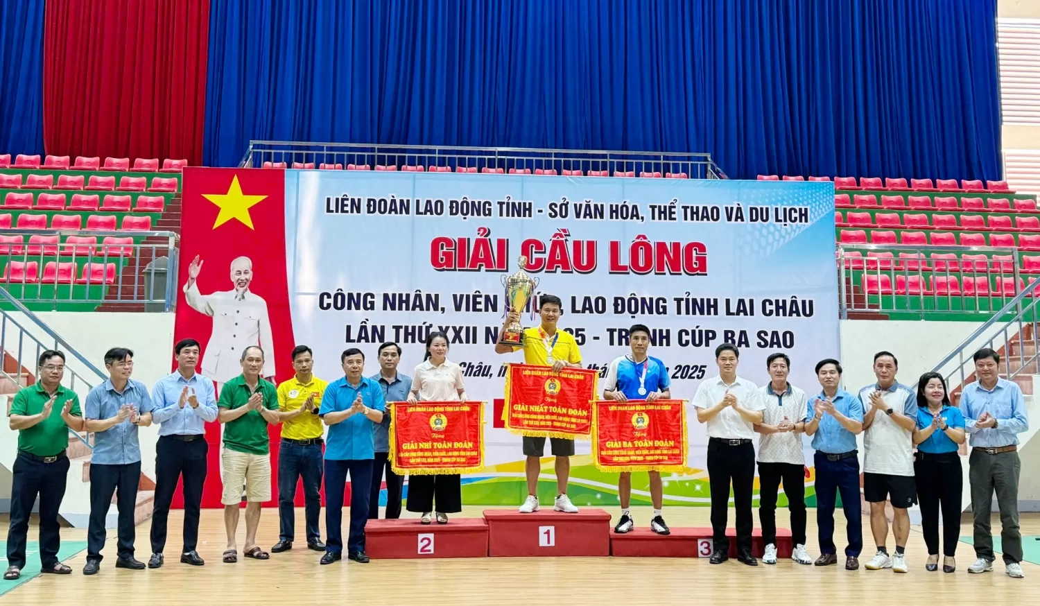 anh trao giải