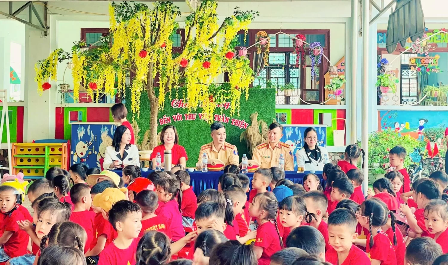 Phòng CSGT công an Tỉnh Lai Châu phối hợp với nhà trường tổ chức hoạt động trải nghiệm với chủ đề “Bé với an toàn giao thông”