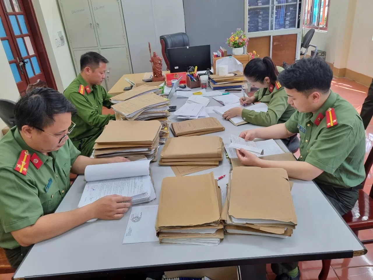 Cán bộ Phòng Hồ sơ nghiệp vụ tiếp nhận, kiểm tra hồ sơ của Công an cấp huyện đến bàn giao, nộp lưu theo mô hình tổ chức bộ máy mới của Bộ Công an