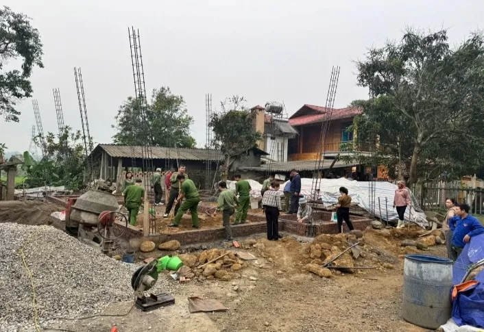 Ảnh: CBCS chung tay xóa nhà tạm, nhà dột nát trên địa bàn tỉnh Lai Châu