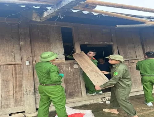 Công an xã Mường Mô chung tay xóa nhà tạm, nhà dột nát trên địa bàn