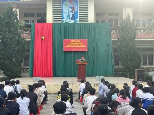Công an xã Chăn Nưa tổ chức tuyên truyền cho các em học sinh trên địa bàn xã