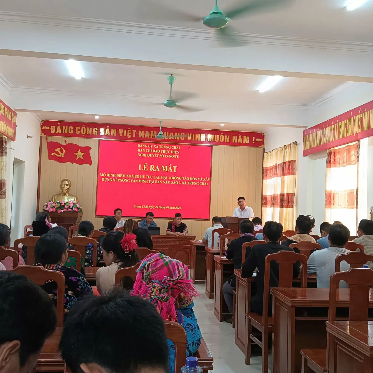 Đồng chí Đỗ Văn Thắng – Huyện ủy viên, Bí thư Đảng ủy phát biểu tại buổi lễ