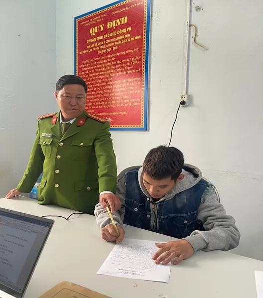Hình ảnh: Đối tượng Lò Anh Tuấn đang viết đơn trình bày tại cơ quan Công an