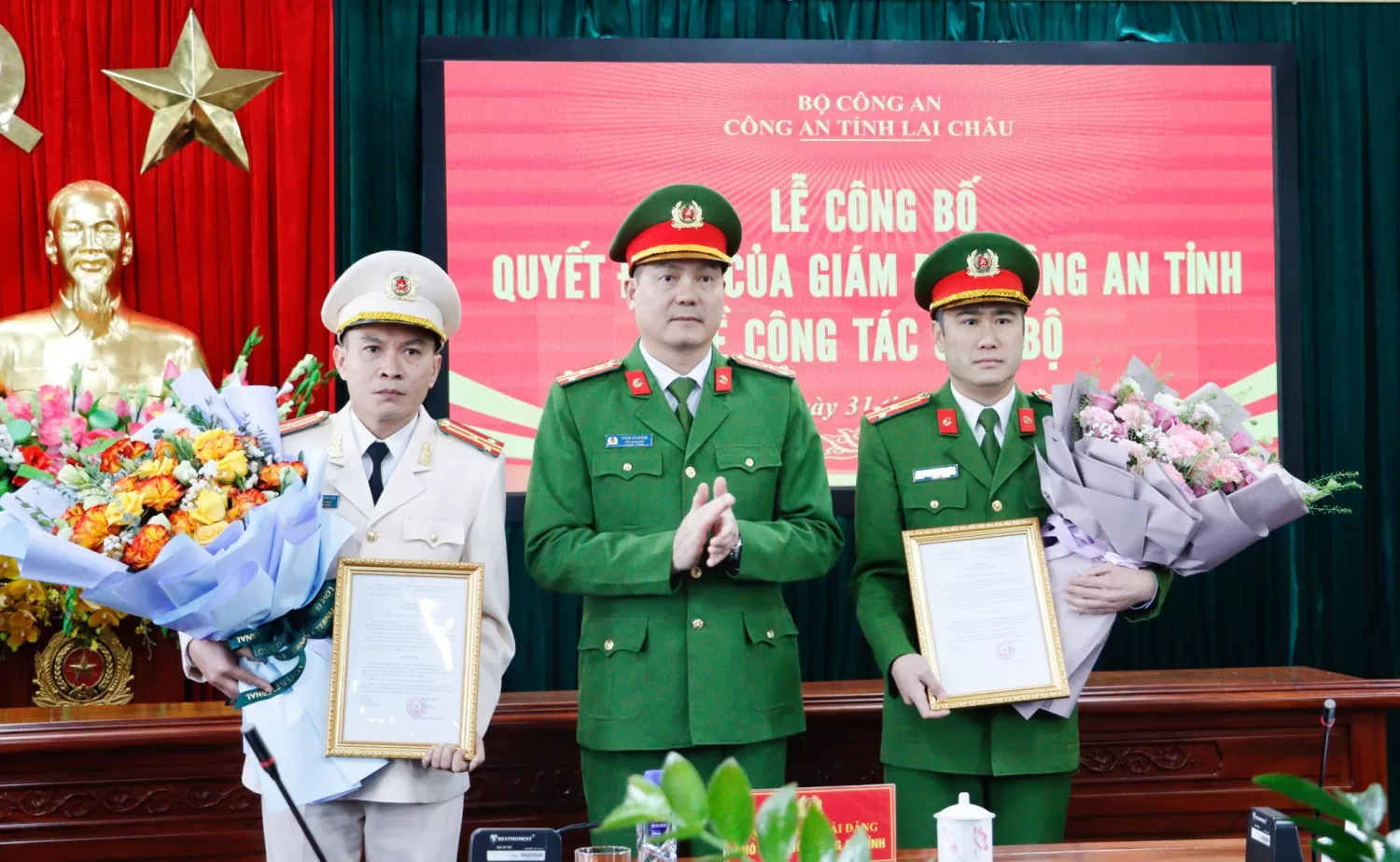 Đại tá Phạm Hải Đăng - Phó Giám đốc Công an tỉnh Lai Châu trao quyết định cho Thượng tá Trịnh Xuân Hải và Thượng tá Vương Trung Dũng