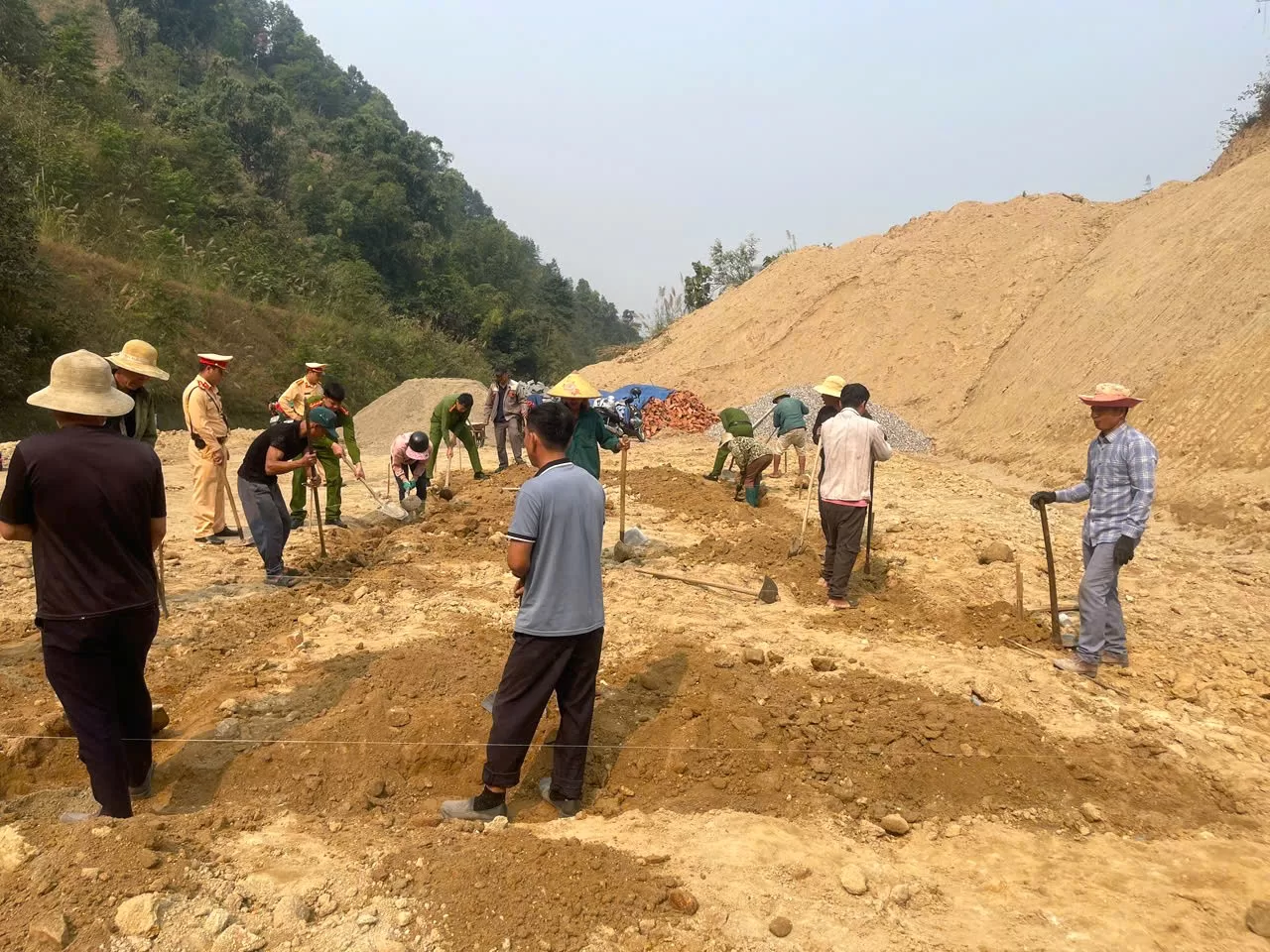 Cán bộ, chiến sĩ Khối Cảnh sát QLHC về TTXH hỗ trợ người dân xoá nhà tạm, nhà dột nát