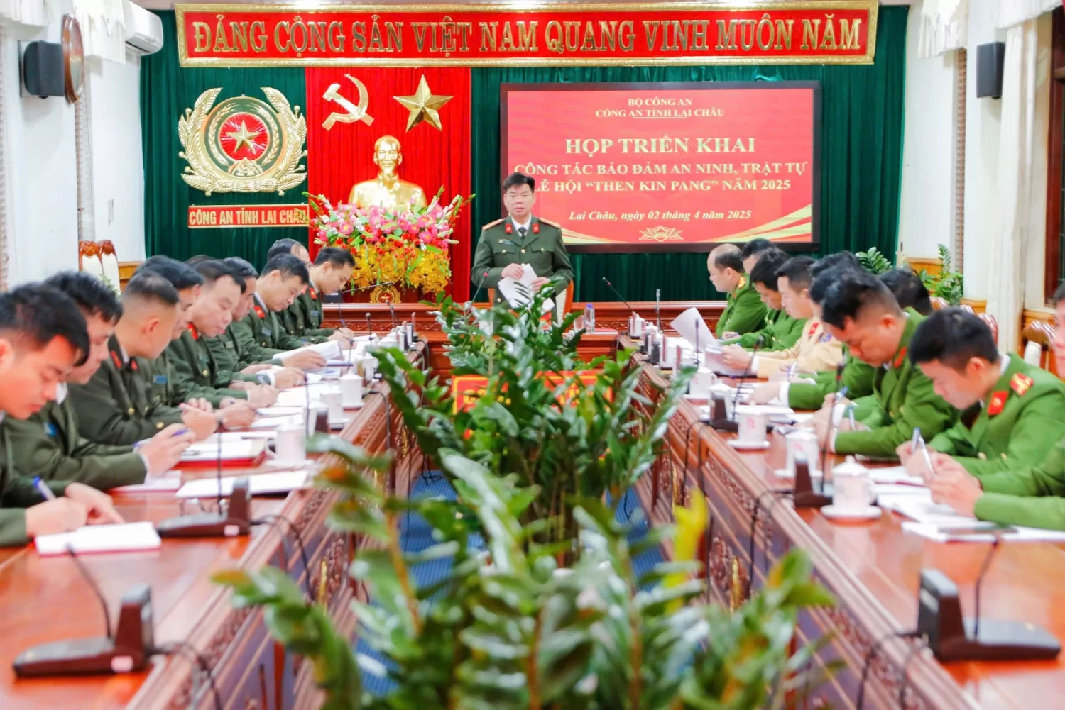 Quang cảnh buổi họp