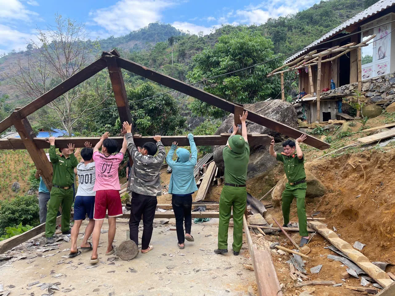 Công an xã Lản Nhì Thàng chung tay xóa nhà tạm cho gia đình chị Vàng Thị Ghênh