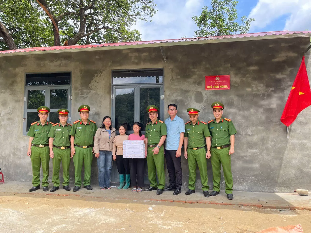 Ảnh: Trao nhà tình nghĩa tại bản Hợp 1, xã Dào San, huyện Phong Thổ, tỉnh Lai Châu