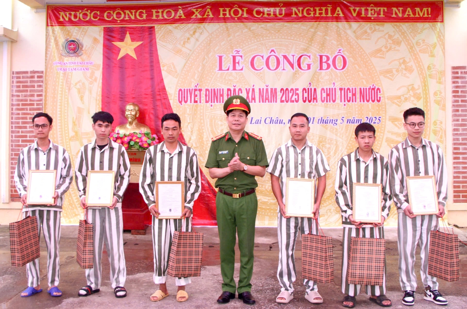 Đại tá Khoàng Văn Thương - Phó Giám đốc Công an tỉnh, trao giấy chứng nhận đặc xá năm 2025 cho các phạm nhân