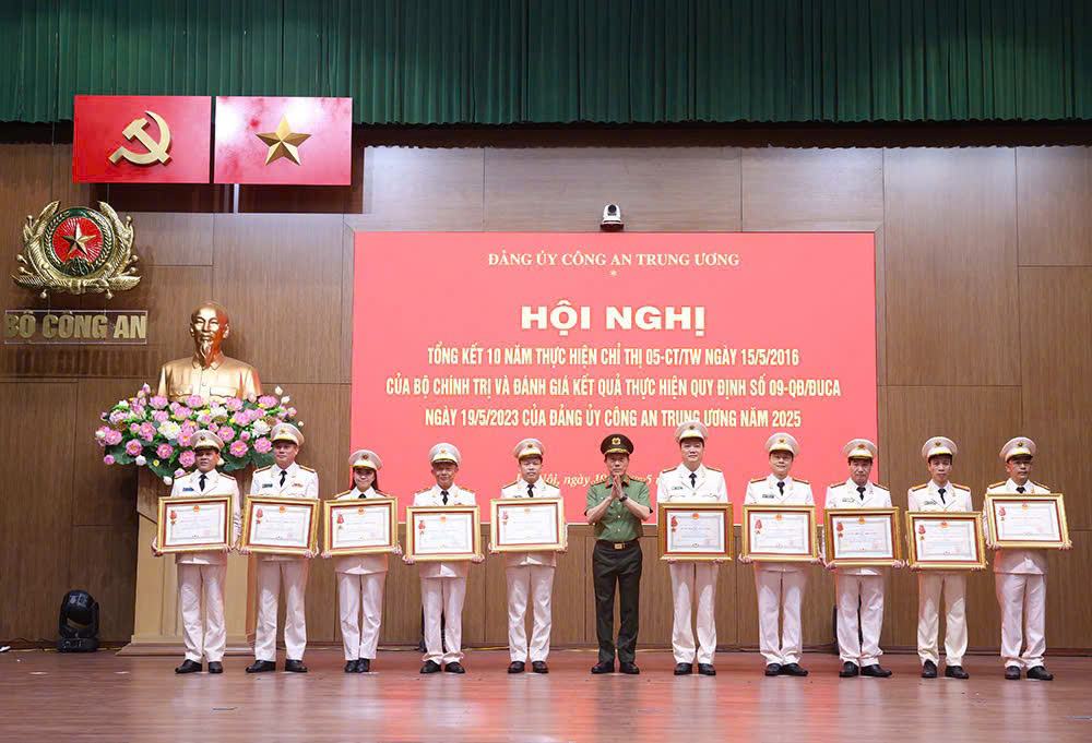 Đại tá, Tiến sĩ Nguyễn Viết Giang – Ủy viên Ban Thường vụ Tỉnh ủy, Giám đốc Công an tỉnh Lai Châu – vinh dự được Chủ tịch nước tặng Huân chương Chiến công hạng Ba