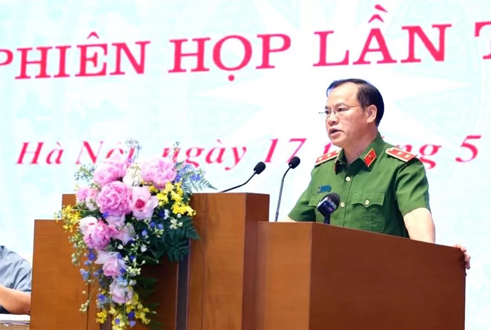 Thứ trưởng Nguyễn Văn Long trình bày báo cáo tại Hội nghị.
