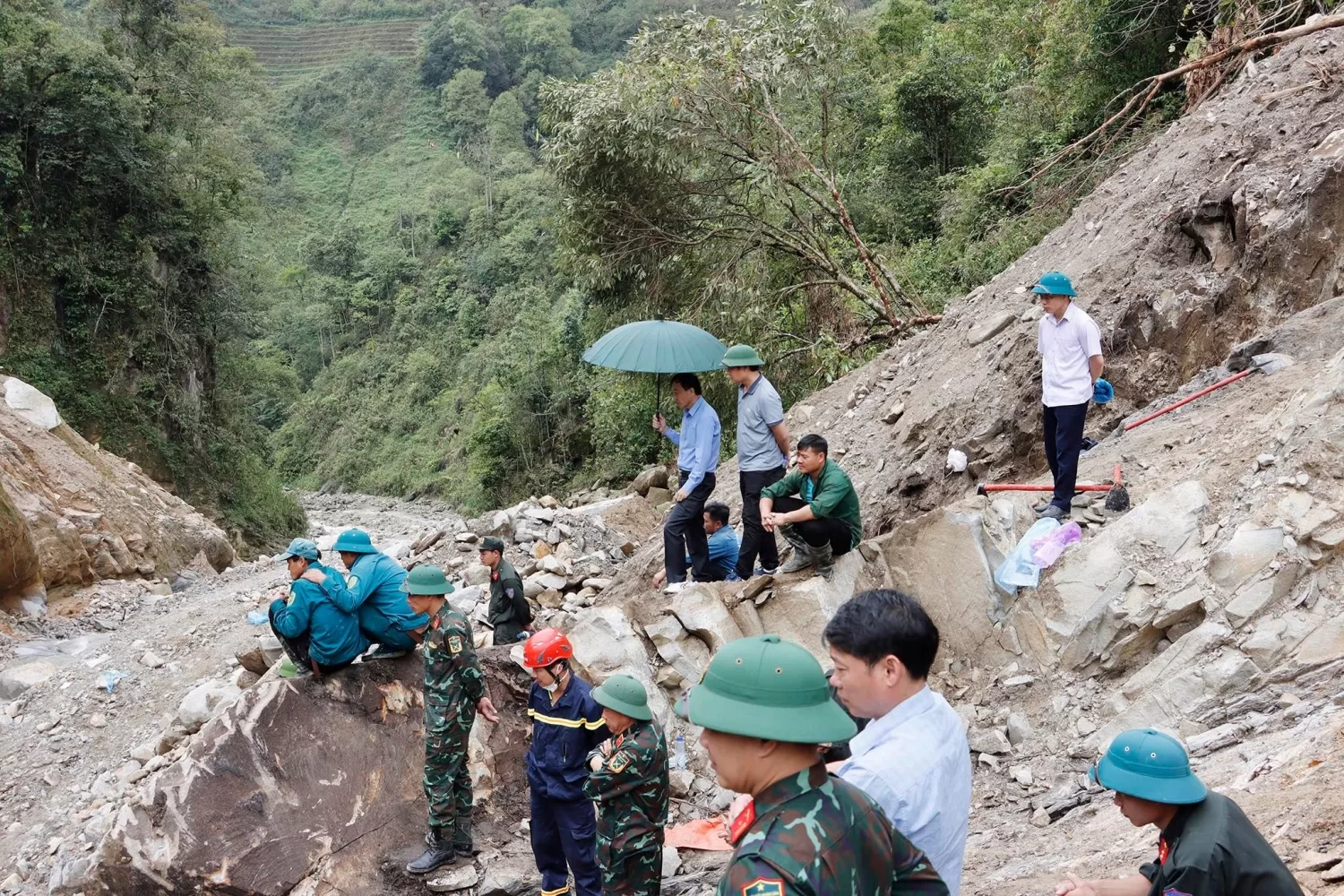 Đồng chí Lê Văn Lương - Chủ tịch UBND tỉnh cũng đã có mặt tại hiện trường chỉ đạo công tác tìm kiếm và khắc phục hậu quả