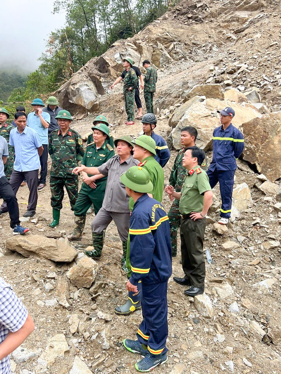 Đồng chí Giàng A Tính – Phó Chủ tịch UBND tỉnh Lai Châu; Đại tá Sùng A Súa và Đại tá Phạm Hải Đăng – Phó Giám đốc Công an tỉnh trực tiếp có mặt tại hiện trường
