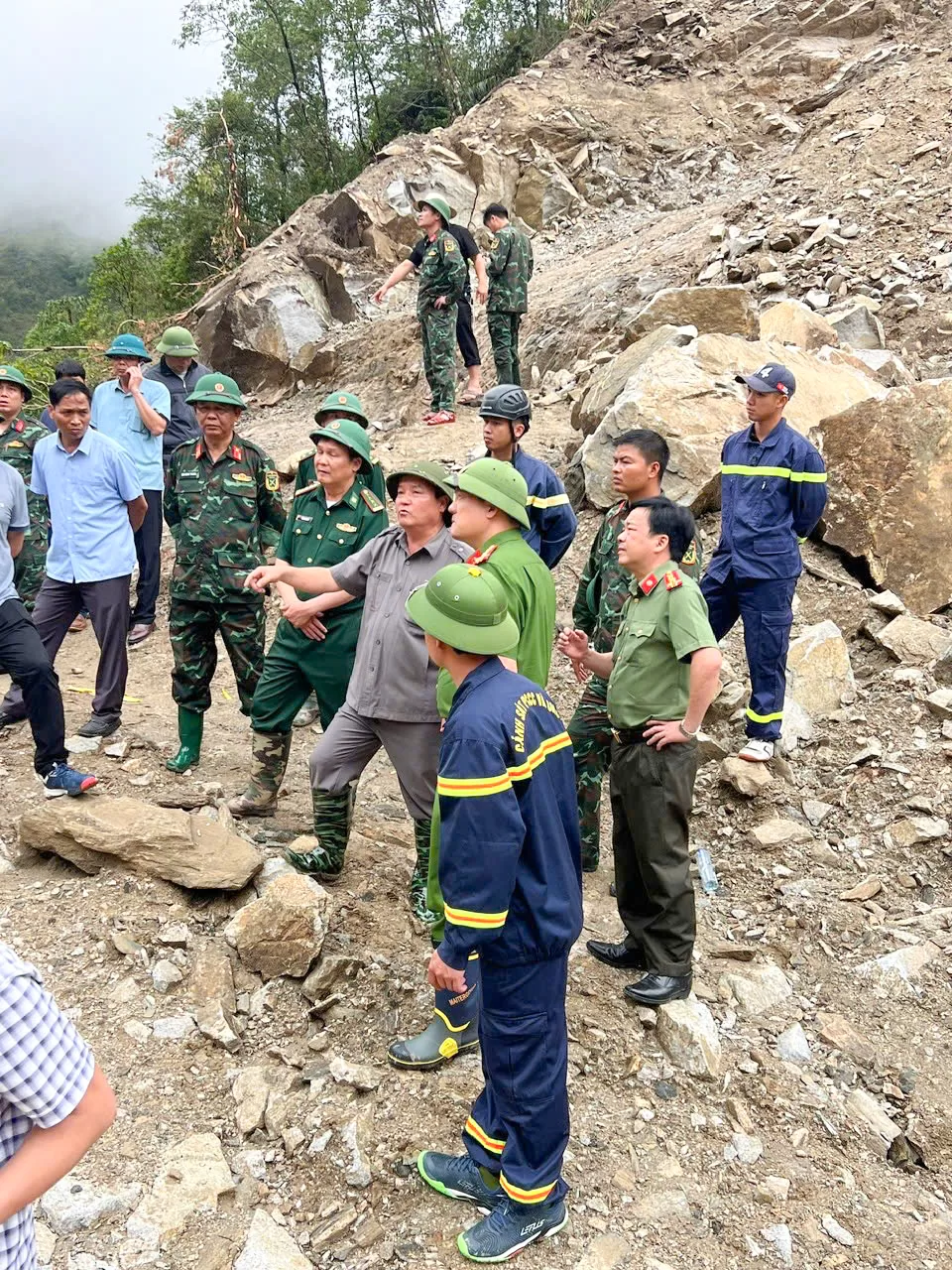 Đồng chí Giàng A Tính – Phó Chủ tịch UBND tỉnh Lai Châu; Đại tá Sùng A Súa và Đại tá Phạm Hải Đăng – Phó Giám đốc Công an tỉnh trực tiếp có mặt tại hiện trường