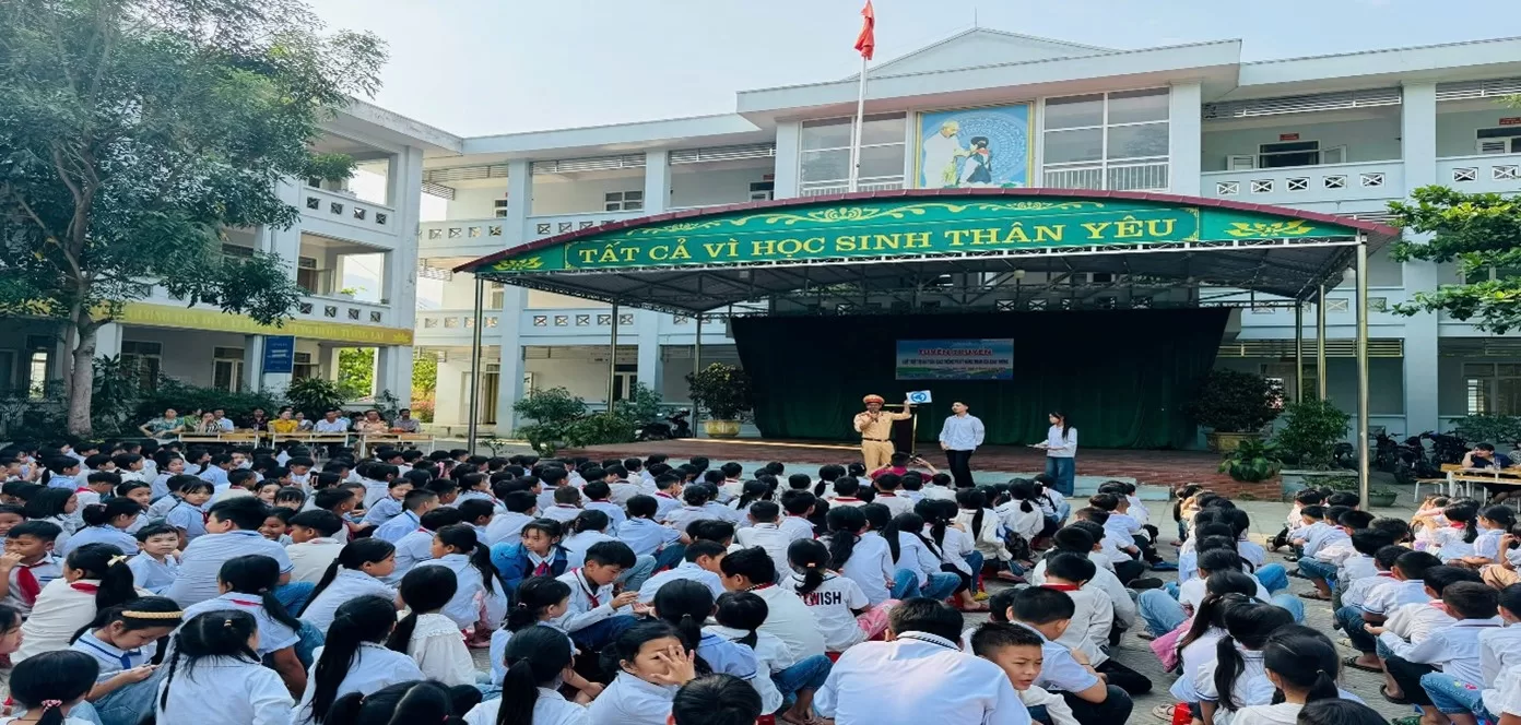 Đội Cảnh sát giao thông đường bộ số 1, Phòng Cảnh sát giao thông (Công an tỉnh) tuyên truyền, phổ biến, giáo dục pháp luật về trật tự an toàn giao thông.