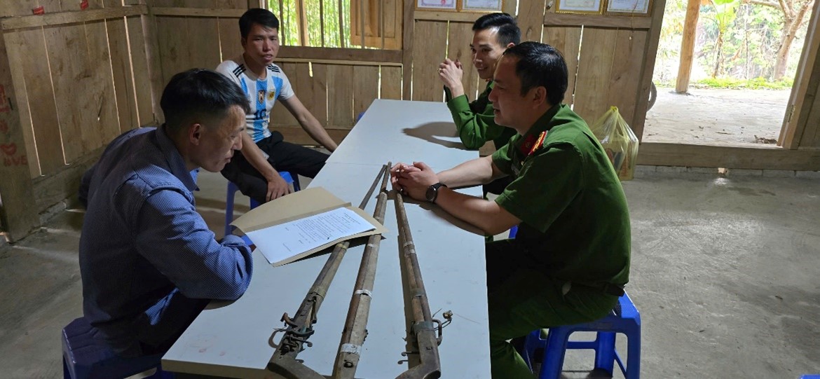 Lực lượng Công an tiếp nhận vũ khí do người dân tự giác giao nộp.