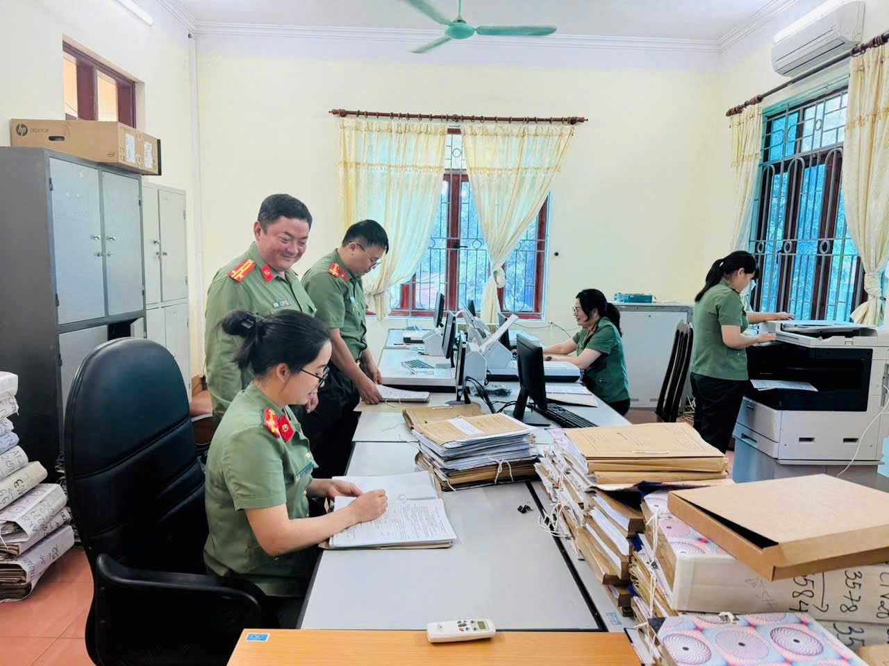 Ảnh: Lãnh đạo chỉ đạo, hướng dẫn việc số hoá hồ sơ nghiệp vụ.
