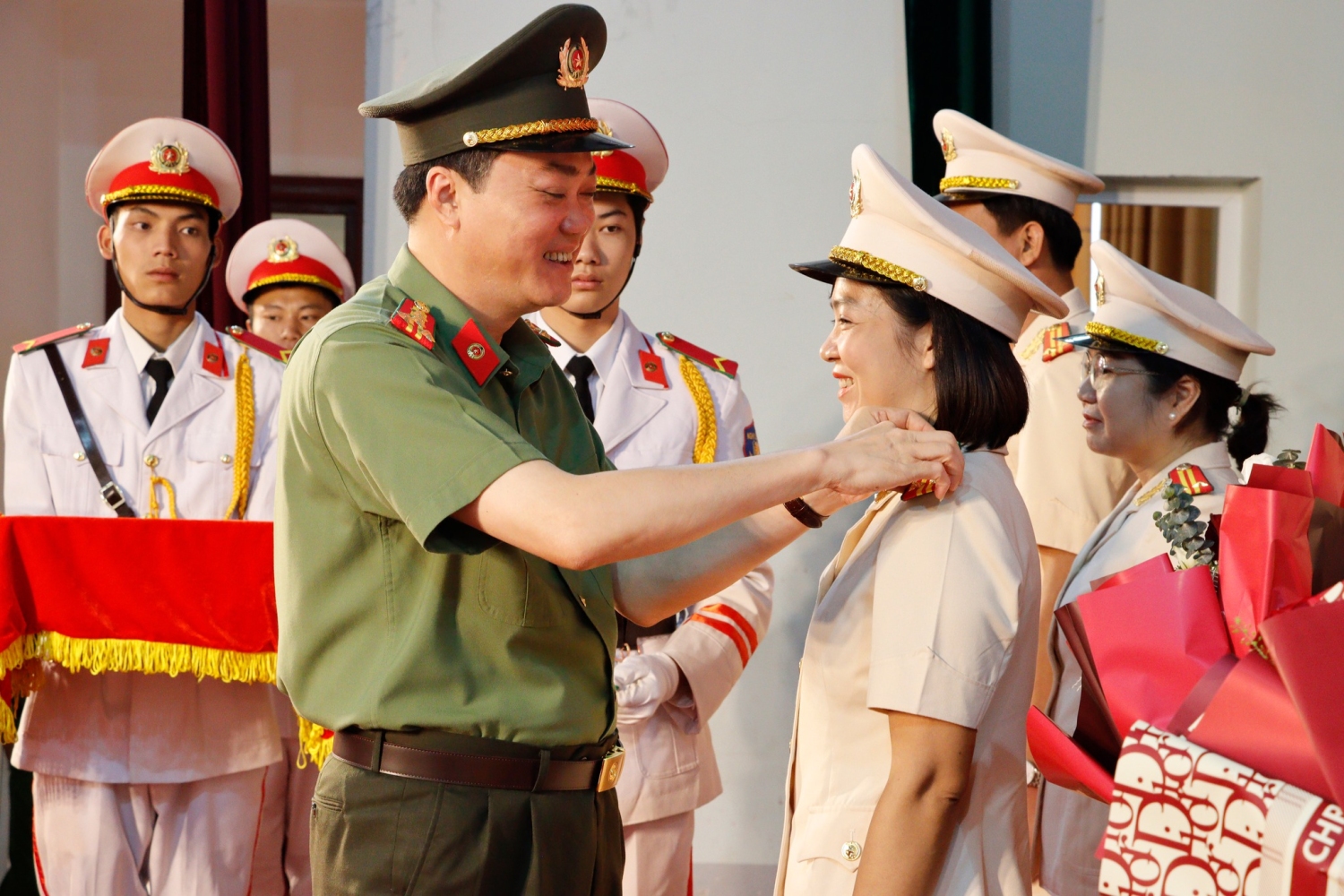 Giám đốc Công an tỉnh trao quân hàm cho các đồng chí được thăng cấp bậc hàm.