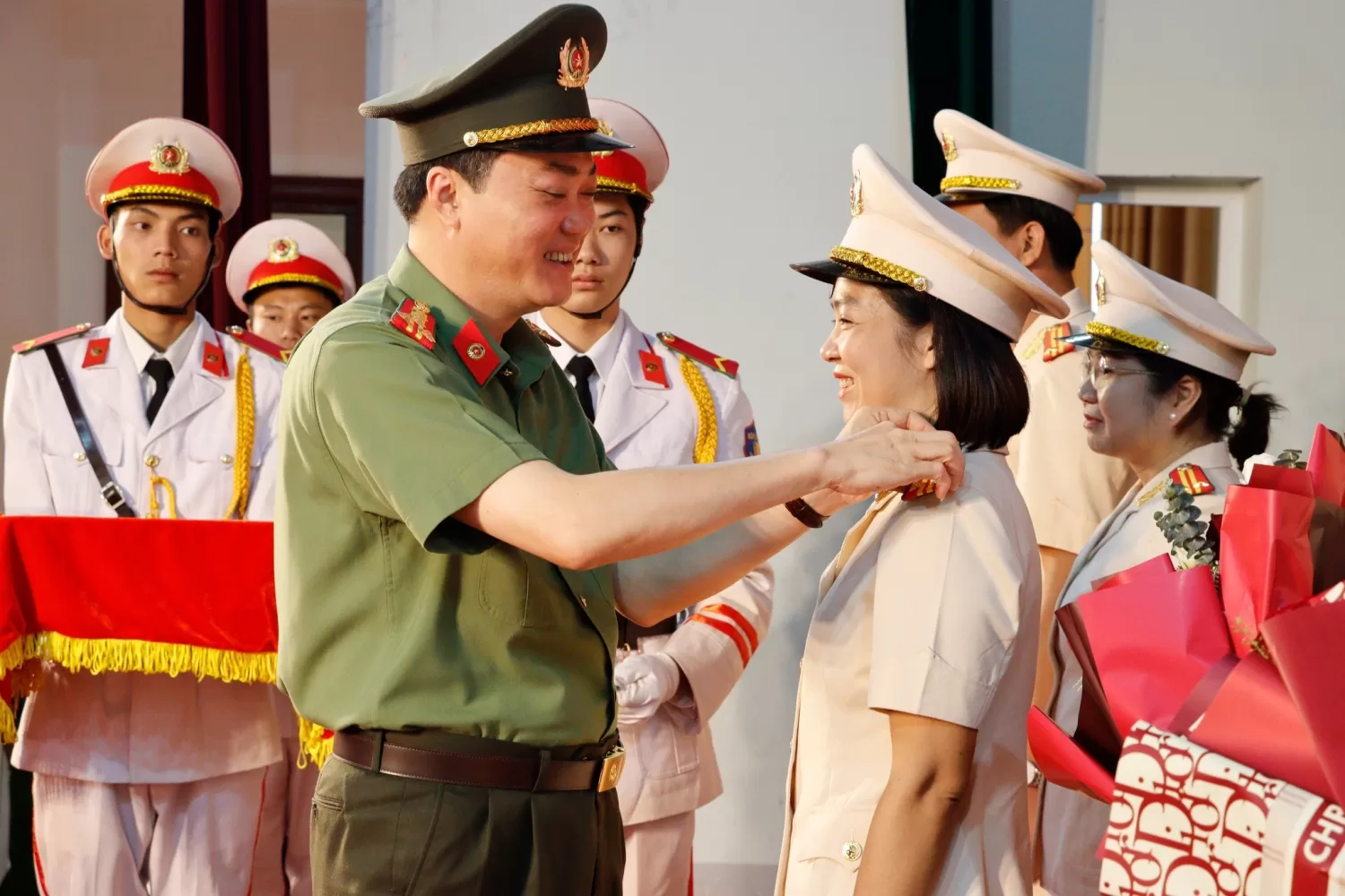 Giám đốc Công an tỉnh trao quân hàm cho các đồng chí được thăng cấp bậc hàm.