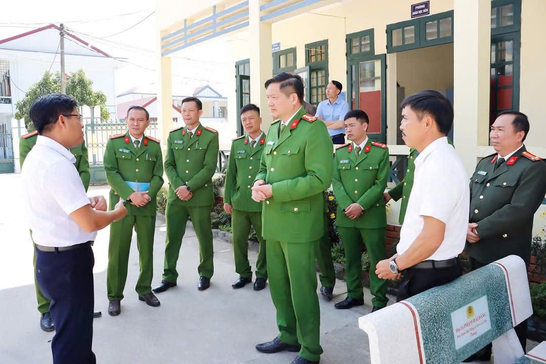 Đại tá Phạm Hải Đăng,, Phó giám đốc Công an tỉnh đến kiểm tra, chỉ đạo công tác