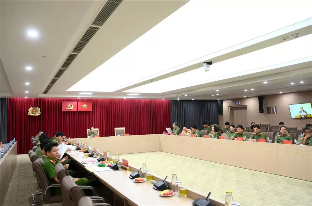 Thiếu tướng Đặng Hồng Đức, Thứ trưởng Bộ Công an cùng lãnh đạo một số đơn vị trực thuộc Bộ dự Hội nghị tại điểm cầu Bộ Công an.