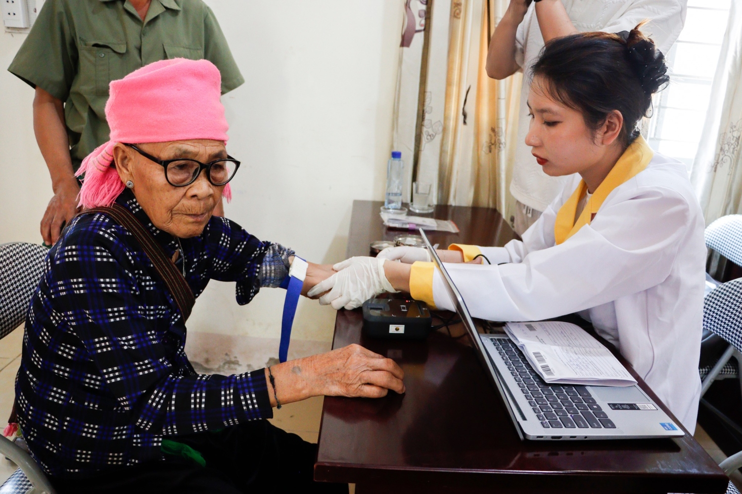 Lực lượng công an lấy mẫu AND cho mẹ liệt sỹ trong điều kiện cuộc sống còn nhiều khó khăn. 
